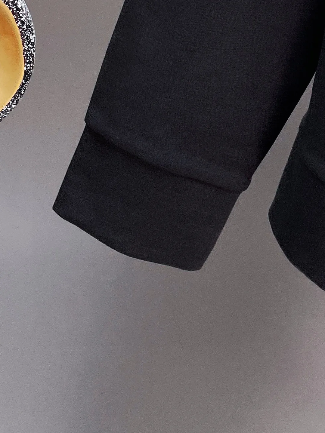 🅿️420 [LV Louis Vuitton] (Fat Man Gospel) hot-selling suit is coming. Focus on the original version of the official website. 2025 new hot-selling cardigan sweater suit. The original order is the best. 🇭🇰The meticulous work of top designers is dedicated to a fitting and perfect upper body effect. All-natural high-quality Roman cotton 100%, close-fitting comfort, noble and elegant! Original hardware embodies elegance and nobility! Counter size: M-5XL (maximum wear up to 220 pounds)